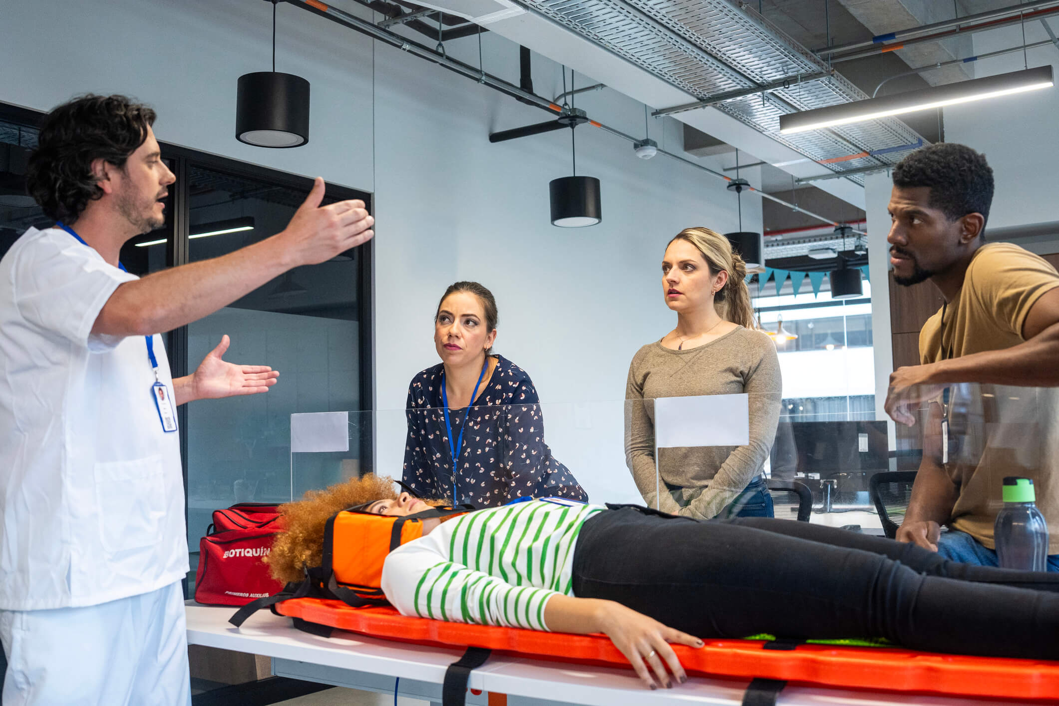 Erste-Hilfe-Kurse für Firmen – Sicherheit im Betrieb beginnt mit gut geschulten Ersthelfer*innen