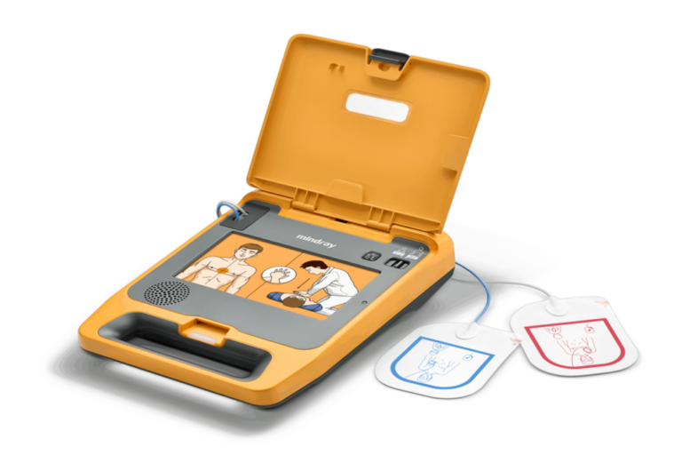 Aufgeklappter Mindray AED mit Pads daneben.
