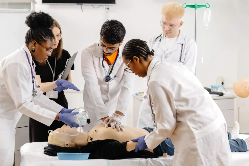 Erste Hilfe Kurse & Notfalltraining für Ordinationen - Bild einer Belegschaft in einer Arztpraxis.